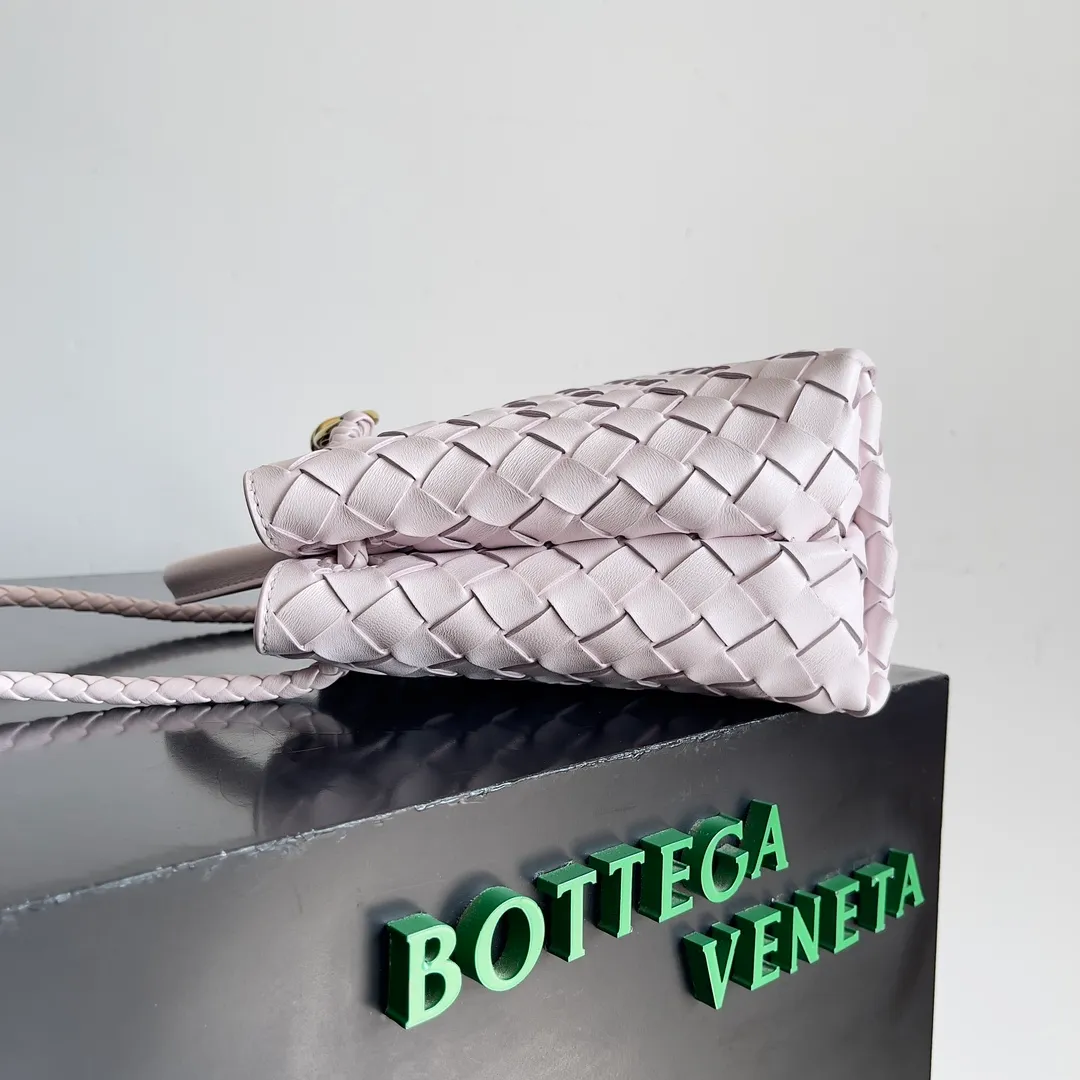 The 2023 new Andiamo batch of 1860 BV has been shipped‼ ️Really popular🔥The new Andiamo woven handbag launched by Bottega Veneta this season is really popular all over the world! ! Celebrities at home and abroad have worn it, and Oscar-winning actress Michelle Yeoh has taken it out on the street. Song Jia, Trai Yara, Yu Feihong, Sanji Ayaka, Rosie Hunting-Whiteley, Yoshioka Riho, etc. have all picked up this bag. It is classic and versatile, showing off its temperament, and the bag capacity is also large, which is very convenient for daily commuting! ! A variety of carrying methods, the shoulder straps can be adjusted by yourself, the original lambskin feels soft and delicate, and the neutral style is made to break gender boundaries and bring a more practical and longer-lasting use experience. Andiamo, which has both elegant and casual styles, perfectly interprets the true appearance of "fashionable old money style". Style number: 743568 Size: 25*22*10.5cm